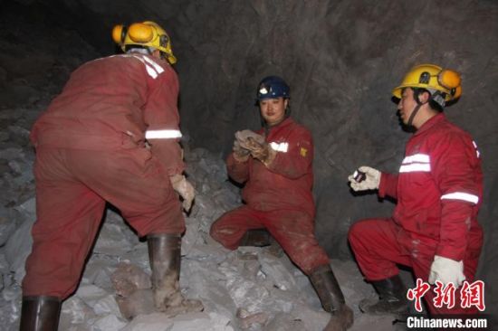 圖為甘肅嘉峪關酒鋼集團鏡鐵山礦工作人員謝生瑞在井下作業(yè)。(資料圖)受訪者供圖